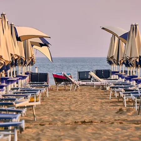 Beachside Comfort In A Great Location شقة